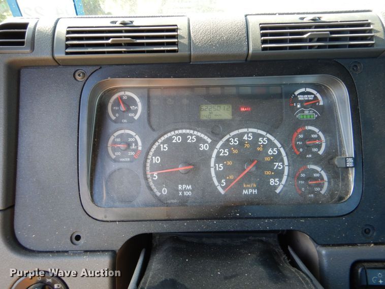 image for item DO1447 2013 Freightliner Cascadia  semi truck