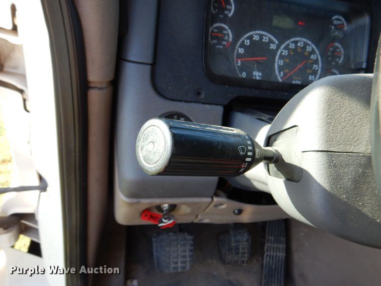 image for item DO1447 2013 Freightliner Cascadia  semi truck