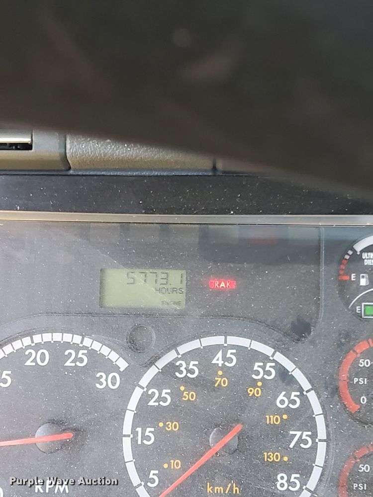 image for item DO1447 2013 Freightliner Cascadia  semi truck