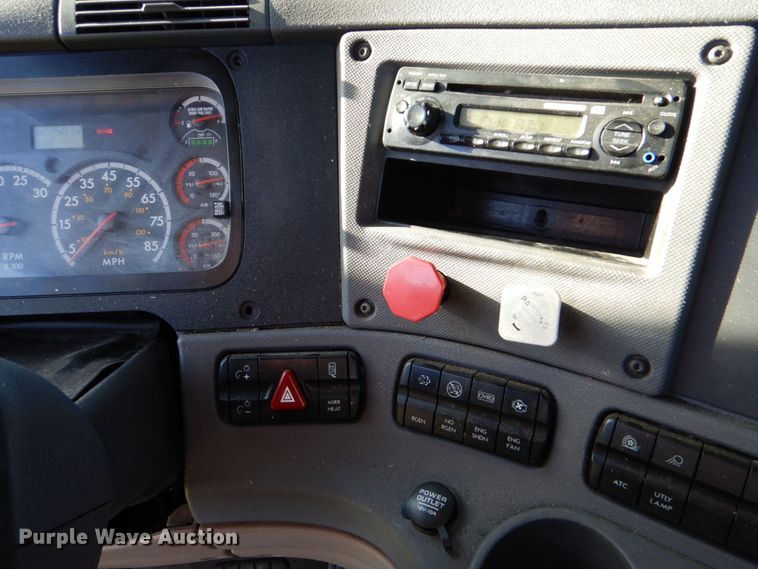 image for item DO1447 2013 Freightliner Cascadia  semi truck