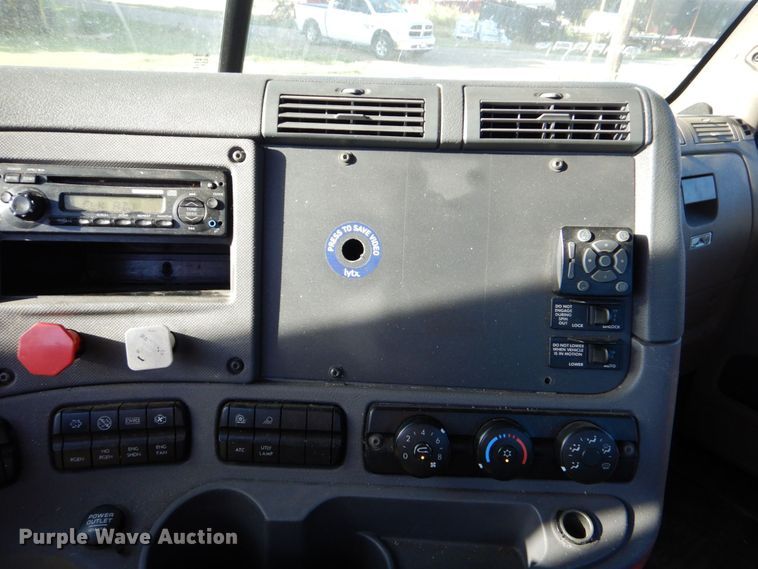 image for item DO1447 2013 Freightliner Cascadia  semi truck