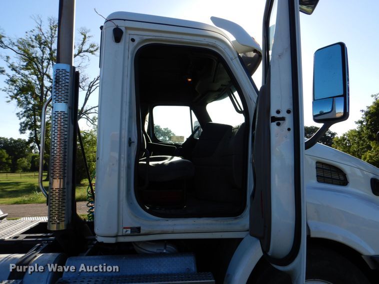 image for item DO1447 2013 Freightliner Cascadia  semi truck