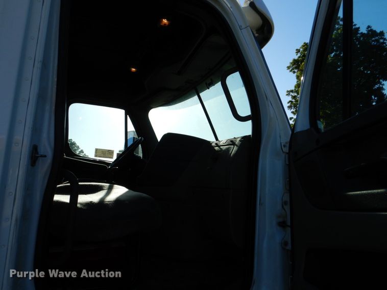 image for item DO1447 2013 Freightliner Cascadia  semi truck