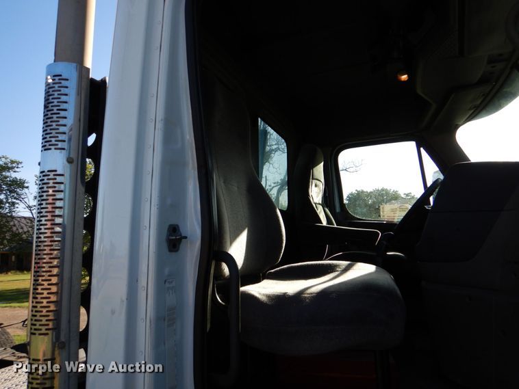 image for item DO1447 2013 Freightliner Cascadia  semi truck