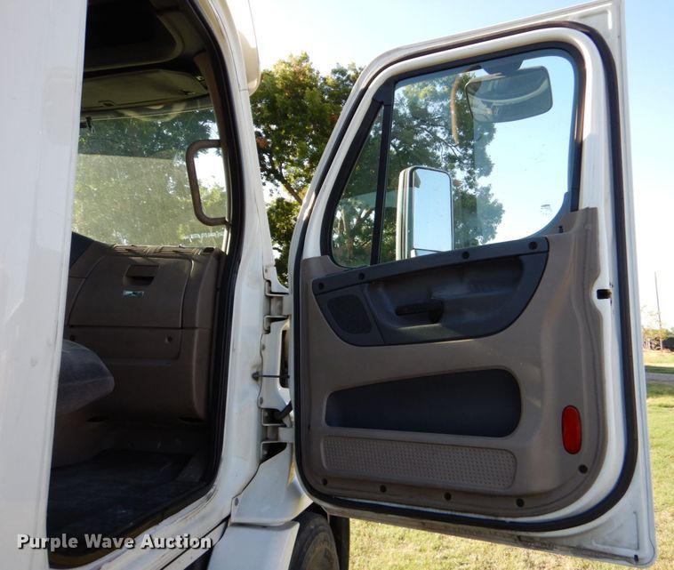 image for item DO1447 2013 Freightliner Cascadia  semi truck