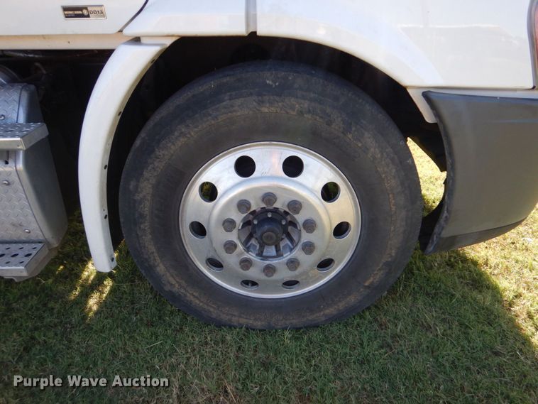 image for item DO1447 2013 Freightliner Cascadia  semi truck