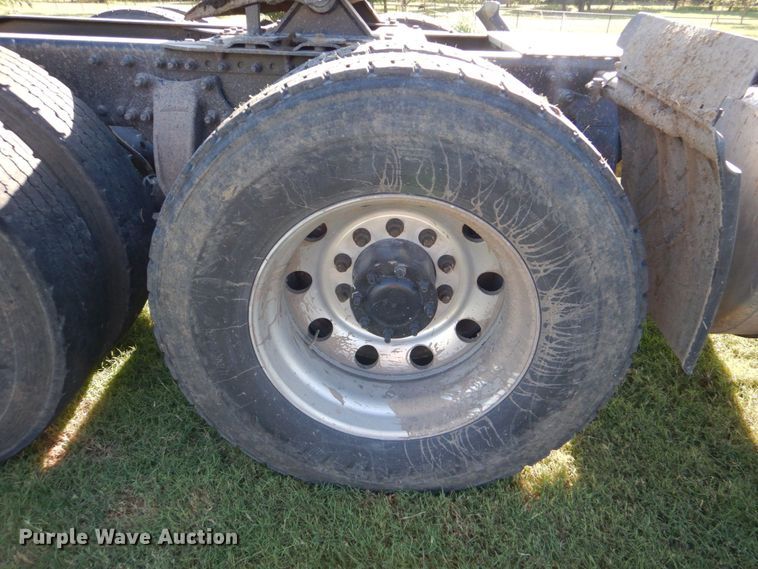 image for item DO1447 2013 Freightliner Cascadia  semi truck