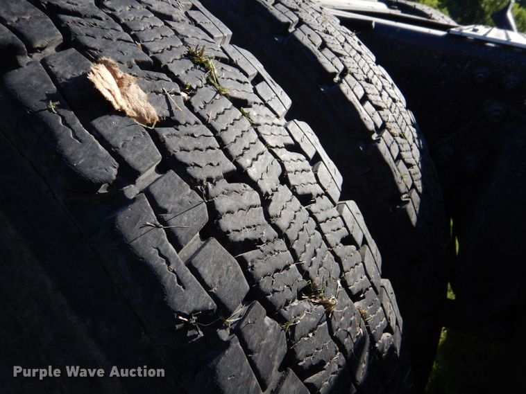 image for item DO1447 2013 Freightliner Cascadia  semi truck