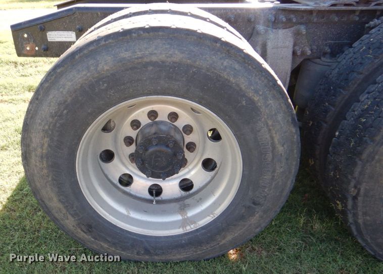 image for item DO1447 2013 Freightliner Cascadia  semi truck