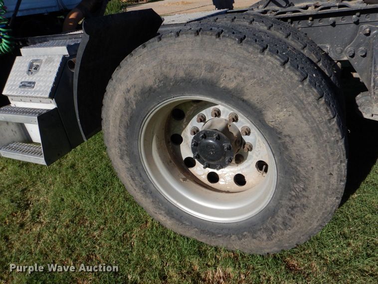 image for item DO1447 2013 Freightliner Cascadia  semi truck