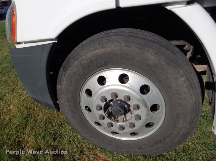 image for item DO1447 2013 Freightliner Cascadia  semi truck