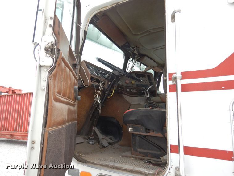 image for item DR1245 1985 Freightliner FLT 8664T  truck cab and chassis