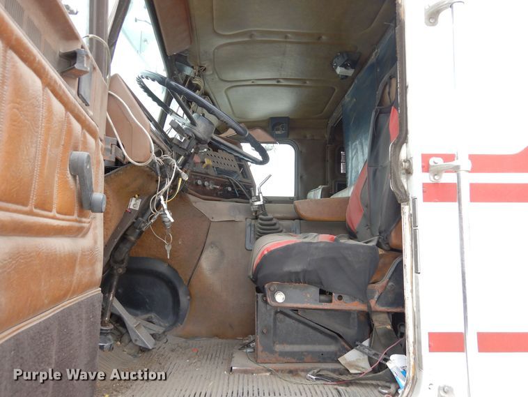 image for item DR1245 1985 Freightliner FLT 8664T  truck cab and chassis