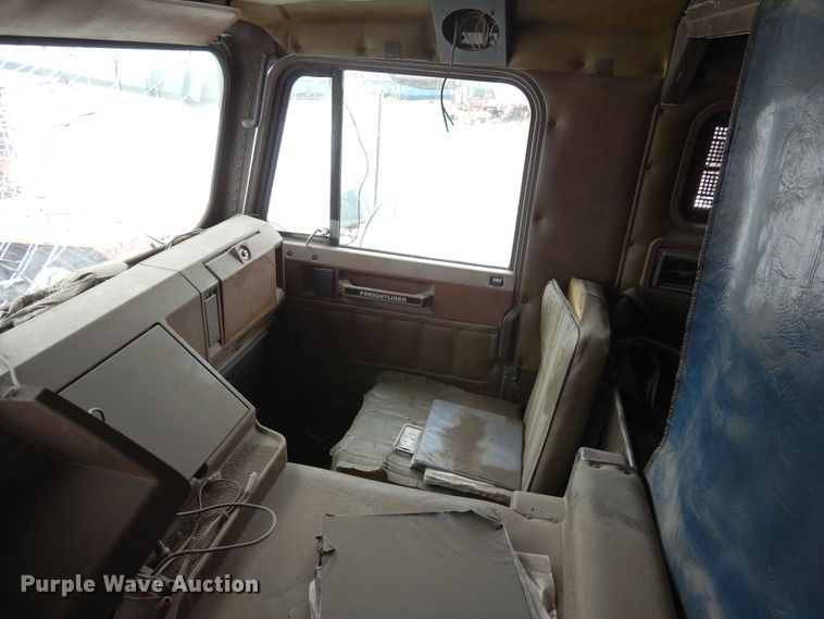 image for item DR1245 1985 Freightliner FLT 8664T  truck cab and chassis