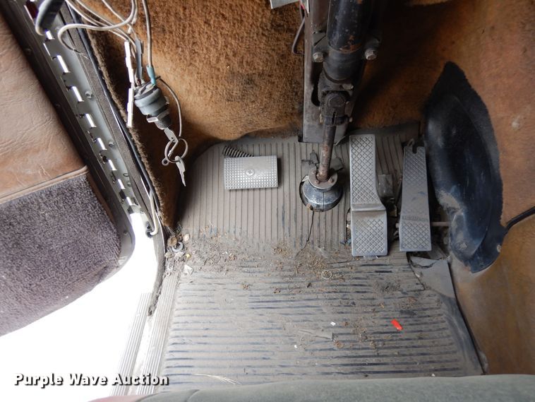 image for item DR1245 1985 Freightliner FLT 8664T  truck cab and chassis