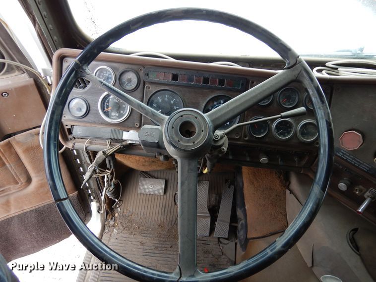 image for item DR1245 1985 Freightliner FLT 8664T  truck cab and chassis