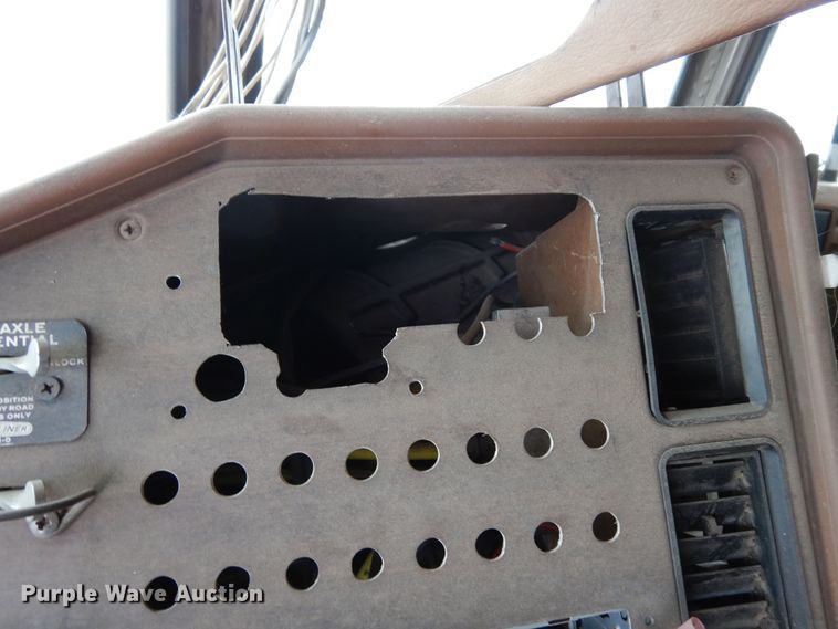 image for item DR1245 1985 Freightliner FLT 8664T  truck cab and chassis