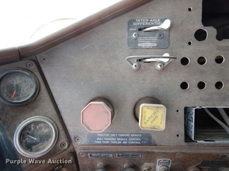 image for item DR1245 1985 Freightliner FLT 8664T  truck cab and chassis