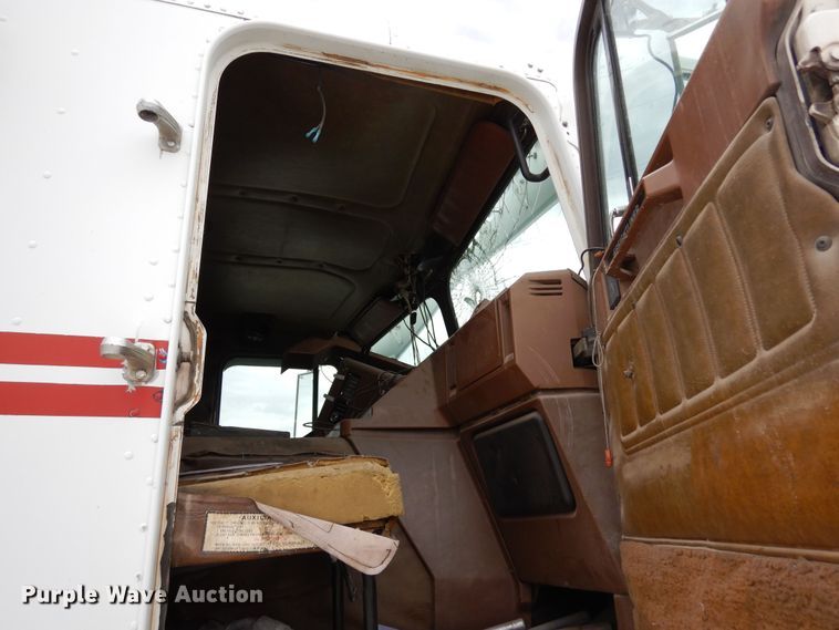 image for item DR1245 1985 Freightliner FLT 8664T  truck cab and chassis