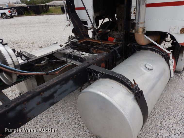 image for item DR1245 1985 Freightliner FLT 8664T  truck cab and chassis