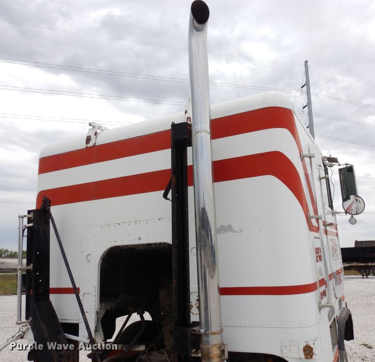 image for item DR1245 1985 Freightliner FLT 8664T  truck cab and chassis