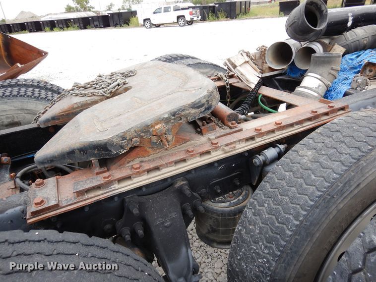 image for item DR1245 1985 Freightliner FLT 8664T  truck cab and chassis