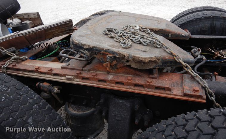 image for item DR1245 1985 Freightliner FLT 8664T  truck cab and chassis