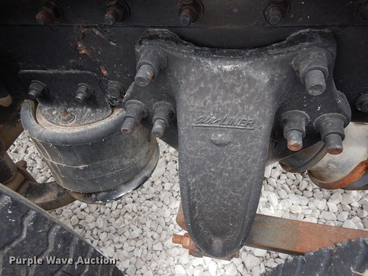 image for item DR1245 1985 Freightliner FLT 8664T  truck cab and chassis