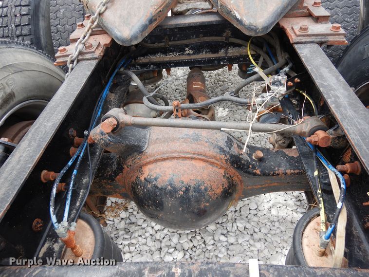 image for item DR1245 1985 Freightliner FLT 8664T  truck cab and chassis