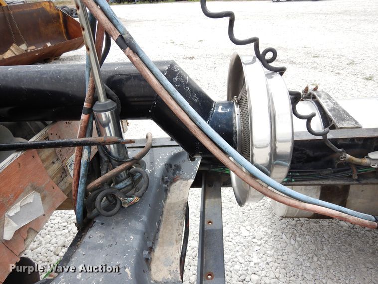 image for item DR1245 1985 Freightliner FLT 8664T  truck cab and chassis