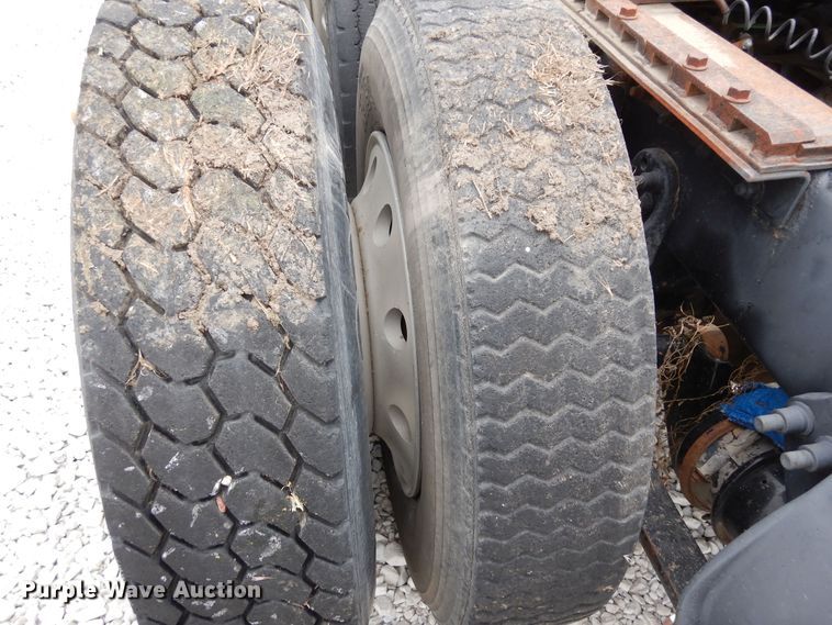 image for item DR1245 1985 Freightliner FLT 8664T  truck cab and chassis