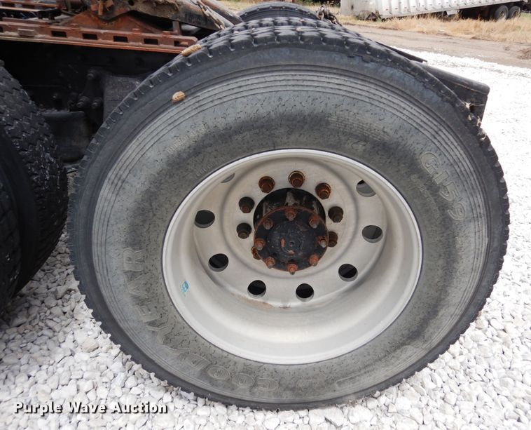 image for item DR1245 1985 Freightliner FLT 8664T  truck cab and chassis