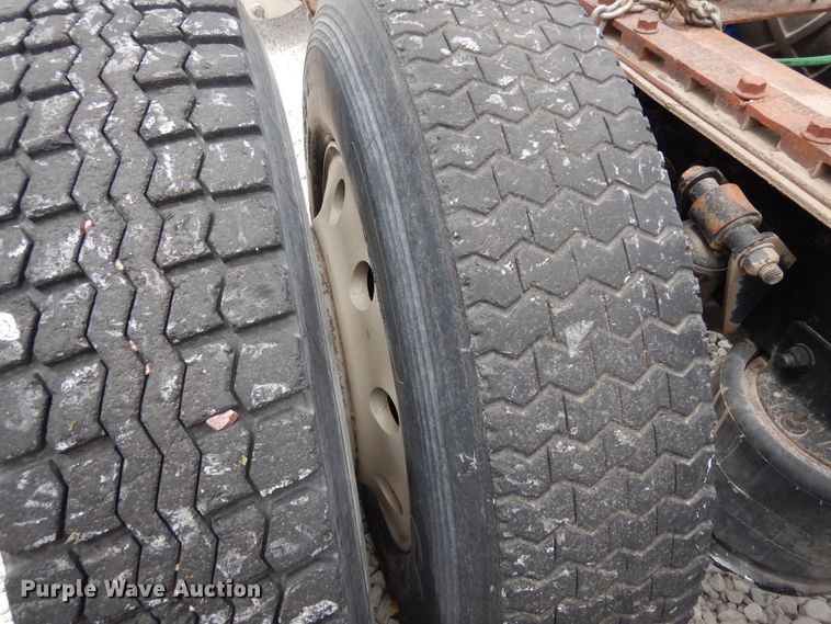 image for item DR1245 1985 Freightliner FLT 8664T  truck cab and chassis