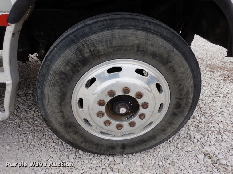 image for item DR1245 1985 Freightliner FLT 8664T  truck cab and chassis