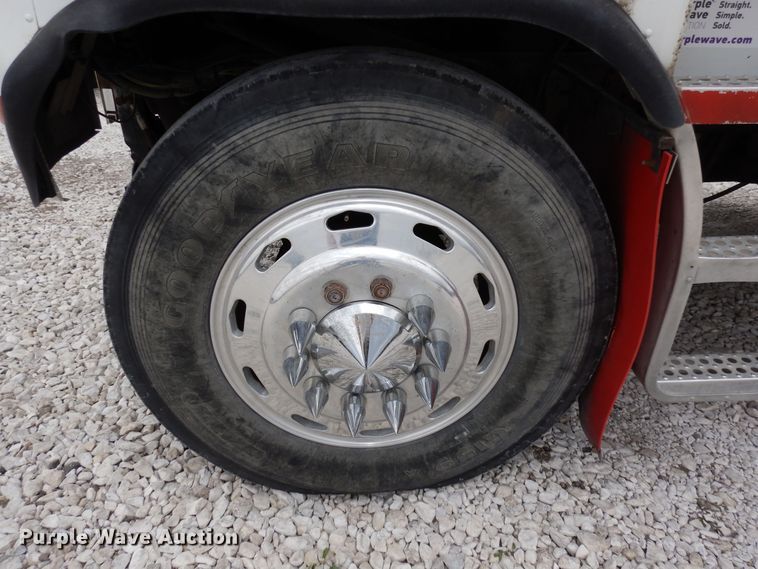 image for item DR1245 1985 Freightliner FLT 8664T  truck cab and chassis