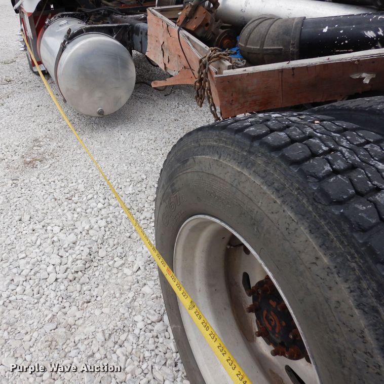 image for item DR1245 1985 Freightliner FLT 8664T  truck cab and chassis