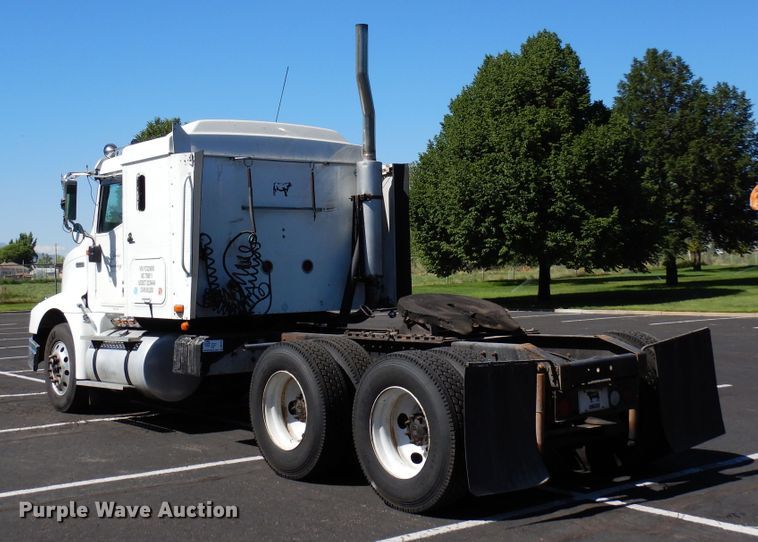 image for item DR1273 2000 International 9200i  semi truck