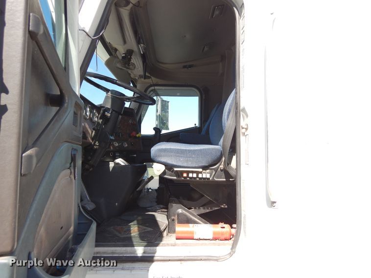 image for item DR1273 2000 International 9200i  semi truck