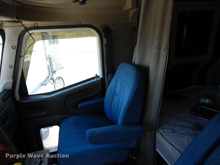 image for item DR1273 2000 International 9200i  semi truck