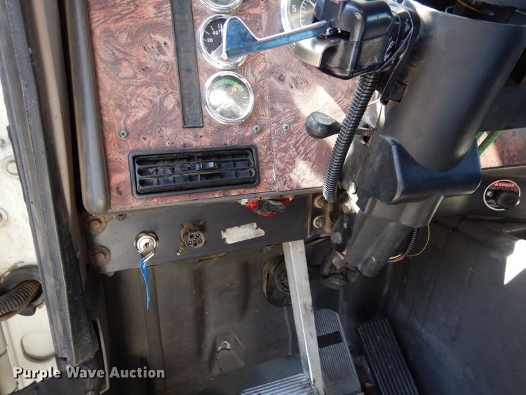 image for item DR1273 2000 International 9200i  semi truck