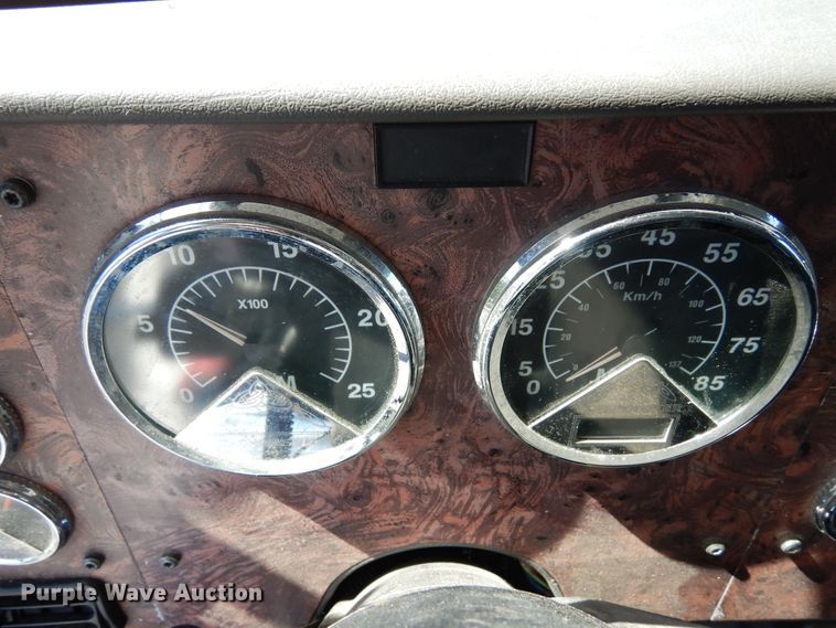 image for item DR1273 2000 International 9200i  semi truck