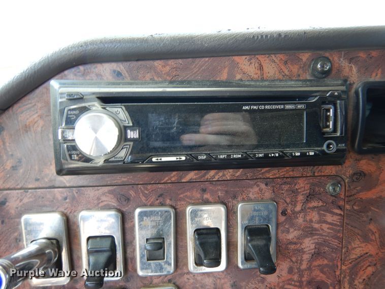 image for item DR1273 2000 International 9200i  semi truck