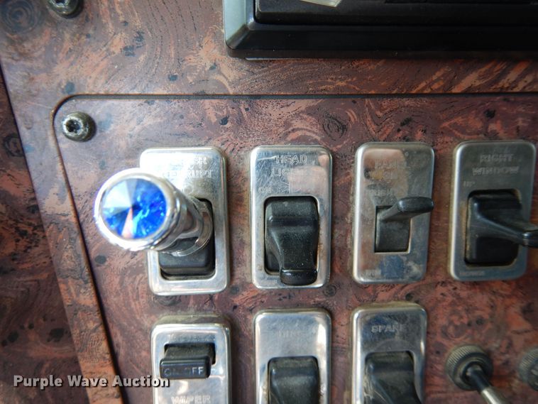 image for item DR1273 2000 International 9200i  semi truck