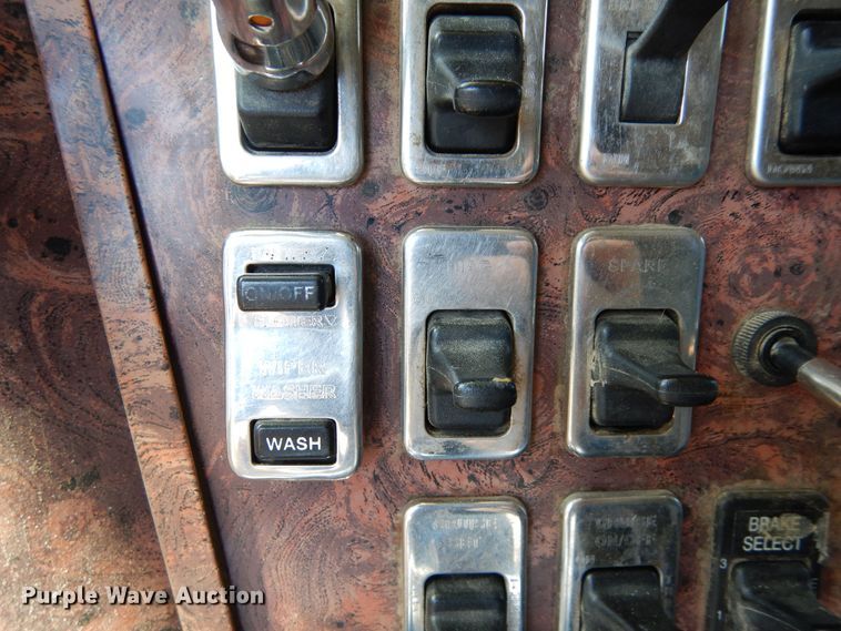 image for item DR1273 2000 International 9200i  semi truck