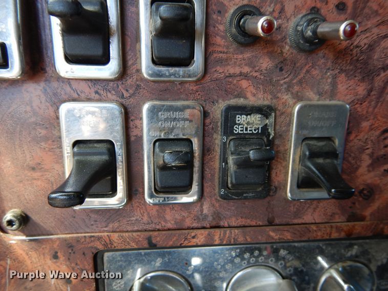 image for item DR1273 2000 International 9200i  semi truck