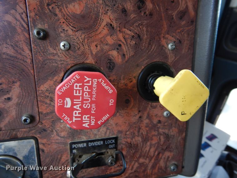 image for item DR1273 2000 International 9200i  semi truck