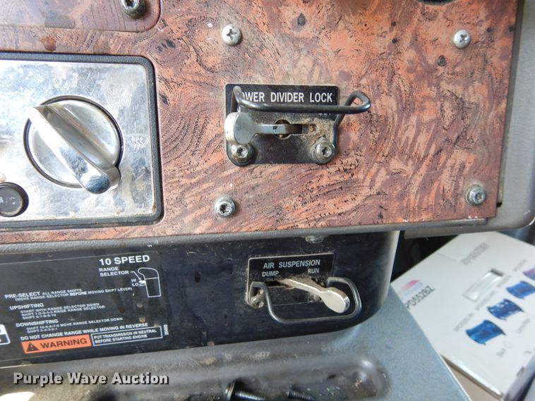 image for item DR1273 2000 International 9200i  semi truck