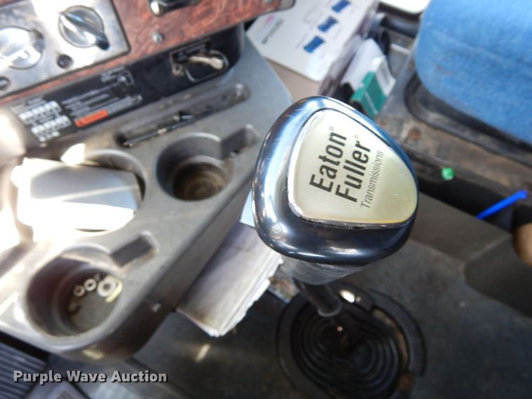 image for item DR1273 2000 International 9200i  semi truck