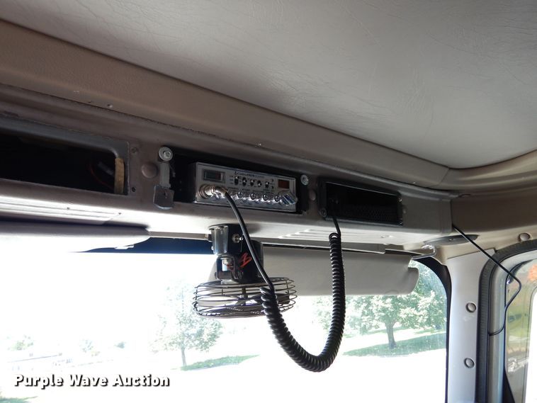 image for item DR1273 2000 International 9200i  semi truck