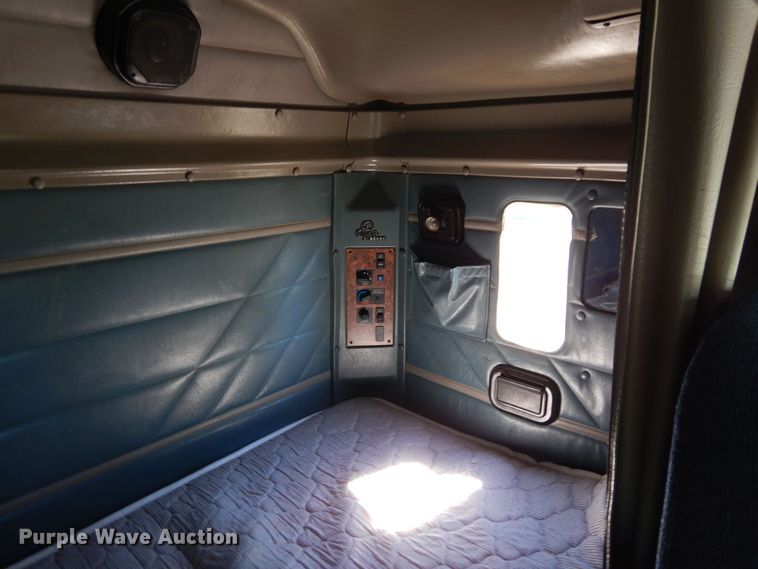 image for item DR1273 2000 International 9200i  semi truck